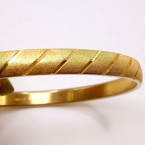 Vintage Monet L Signed Bangle Gold Tone Diamond Cut Textured Bracelet 8 1/4 " - Picture 2 of 6